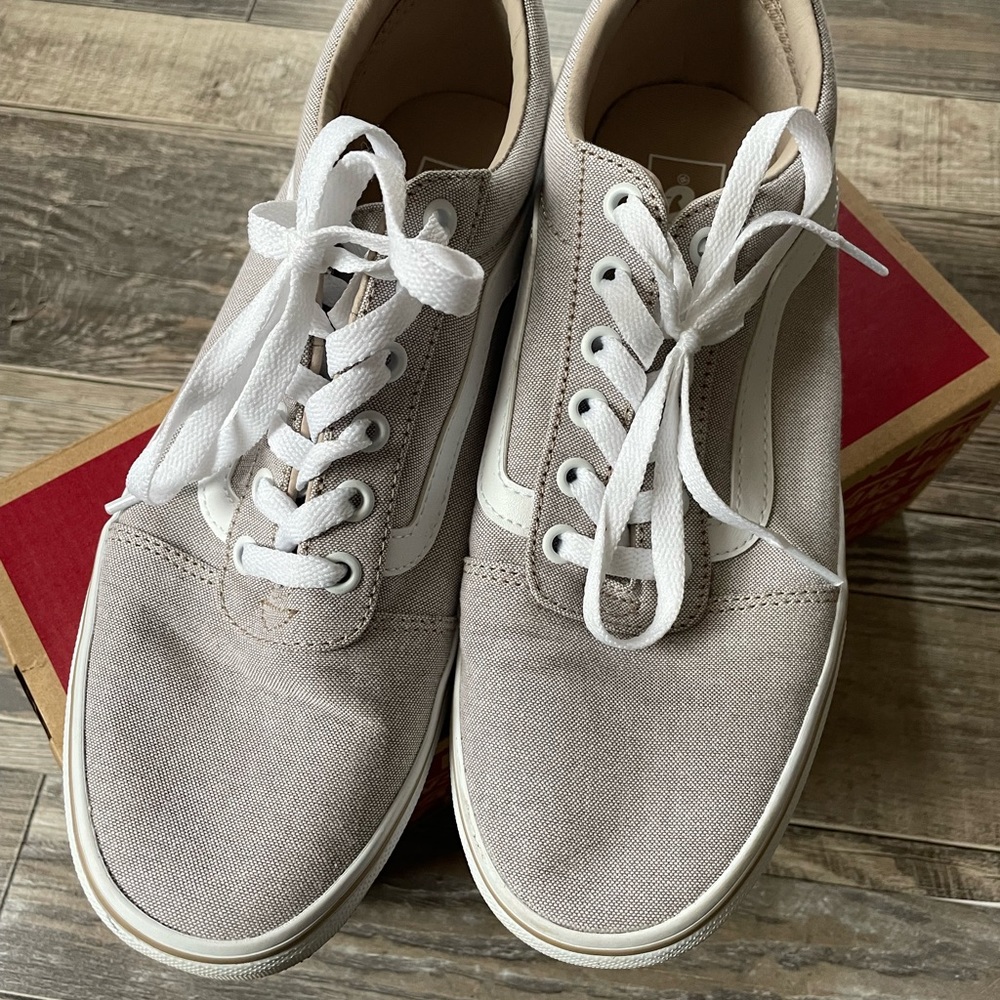Vans Ward women’s sneaker taupe size 9.5